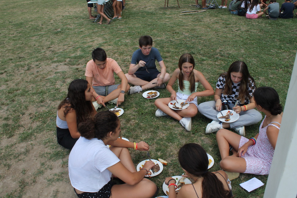 Village Camps International Summer Camp Ard&egrave;che, France 2019-07-26 https://www.villagecamps.com/journals_admin/images/2166-7597-BBQ3 copy.jpg